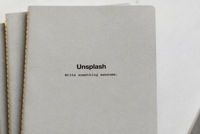 Unsplash写点东西太棒了。
书
